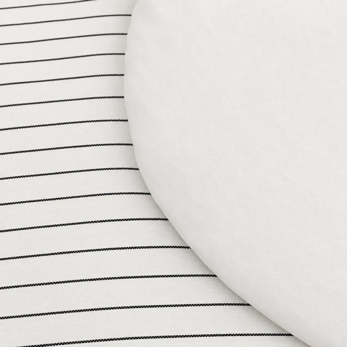 Detail der Rückseite der Bettdecke mit glattem, reinweißem Finish für einen hellen und vielseitigen Look.
