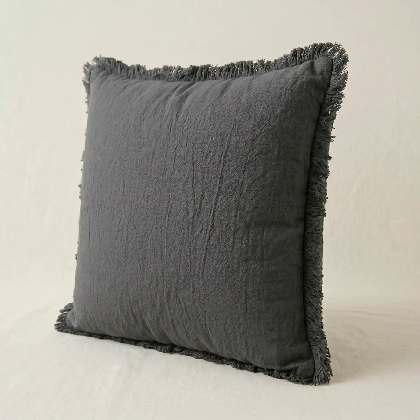 Primer plano del tejido extrasuave y transpirable 100% algodón de la funda de cojín gris oscuro de Omahome.