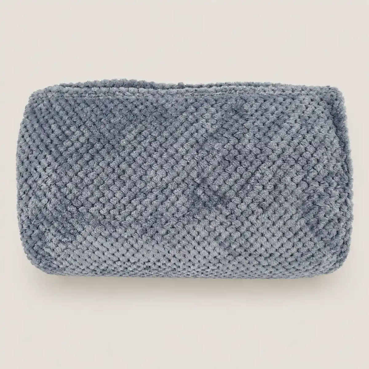 Vista cenital de la textura en relieve de la manta polar ligera en tono azul sereno.