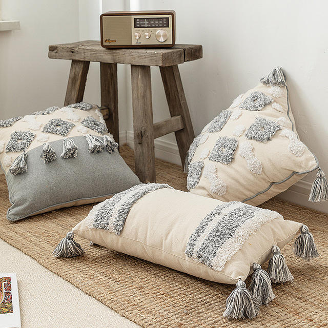 Cushion cover with fringe and tassels. Geometric in gray and beige color. 100% cotton.