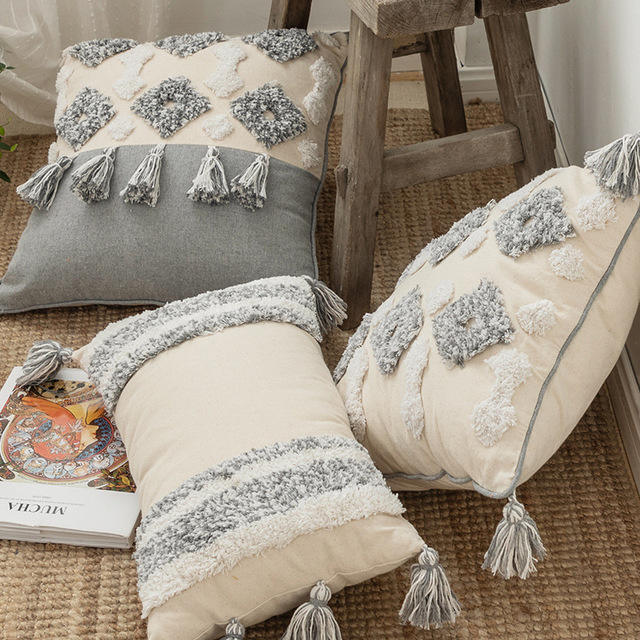 Cushion cover with fringe and tassels. Geometric in gray and beige color. 100% cotton.
