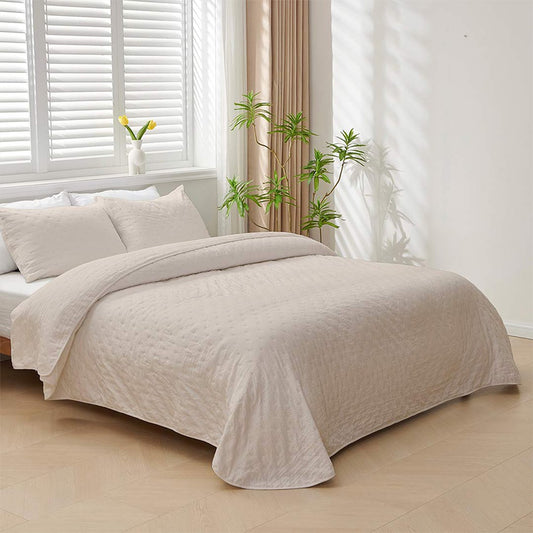 Geometric patchwork quilt with thin padding. Beige.