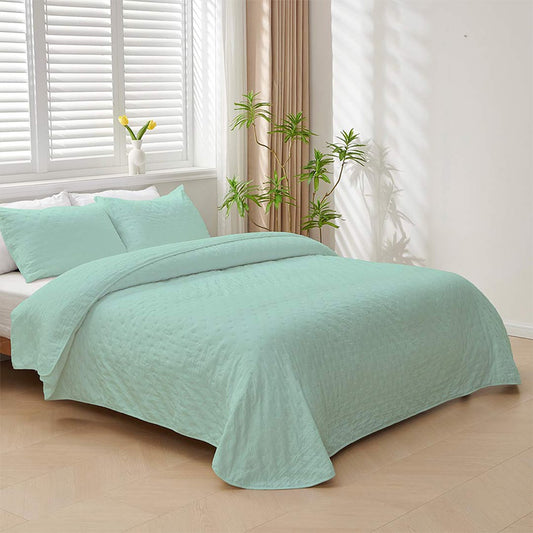 Geometric patchwork quilt with thin padding. Beige.